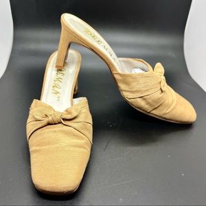 Vintage Women’s Delman Shoes Mules Slip On Heels Tan Fabric Bows 3”Heels Size 7M